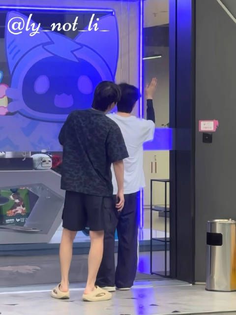 粉丝偶遇Viper和Daeny被关在基地门外