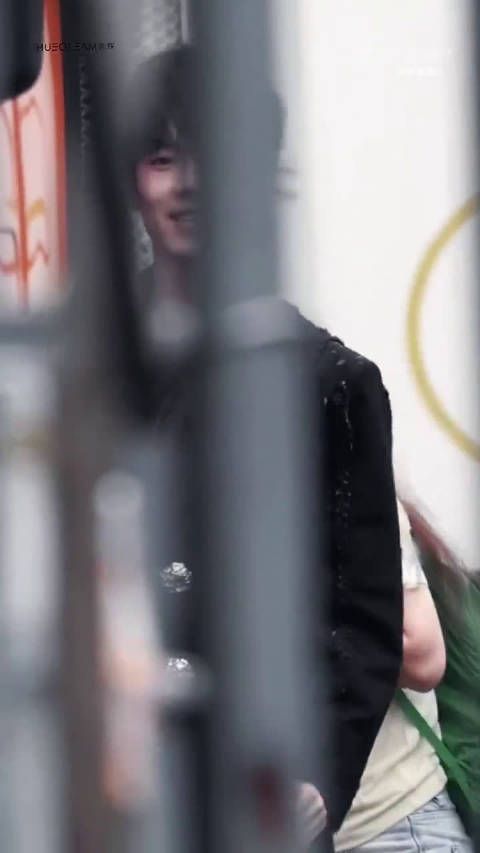 之前就脑补过曾辉唱歌的样子，没想到能在披哥的初舞台上亲眼看到，太期待了