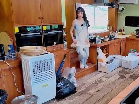 张雅琪进厨房了好久没在厨房见到她了