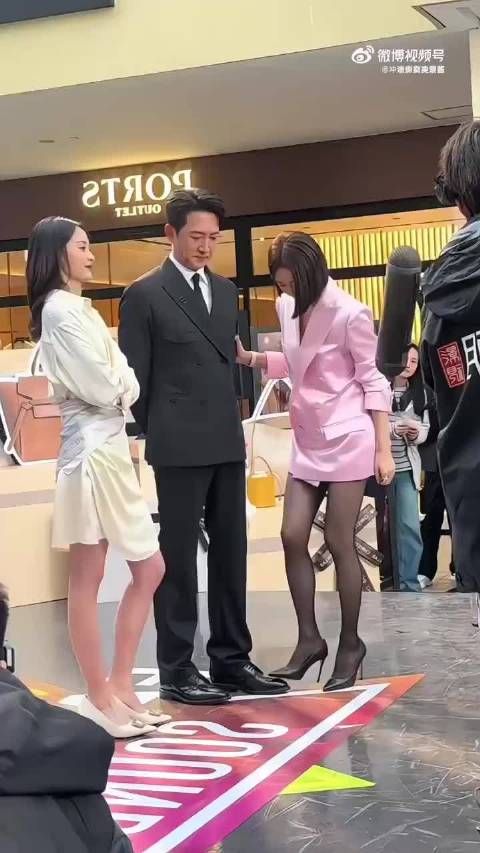 向来矜持的秦岚，在王阳面前也有调皮任性的一面