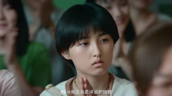 姐姐给弟弟找领养家庭 不料弟弟竟不知情，开心要踢球