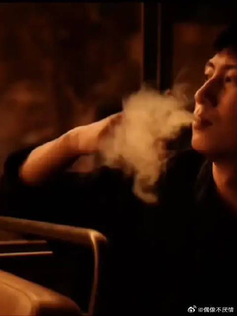 咬着烟头往上翘也太sexy了,黄景瑜你好会啊啊啊啊