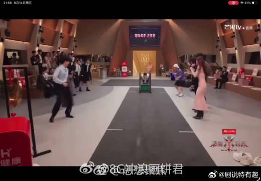 他卖力跳啦啦操的这段镜头,直接成为直播当中很出圈的趣味名场面