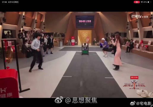 不用一群人造势，王祖蓝独自上场就能带动全场，妥妥一个人抵一整支啦啦队