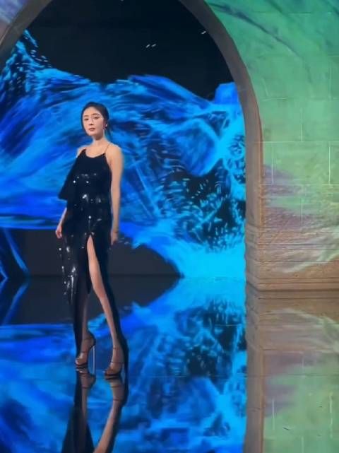 为了全方位展示杨幂的美，主办方用心了