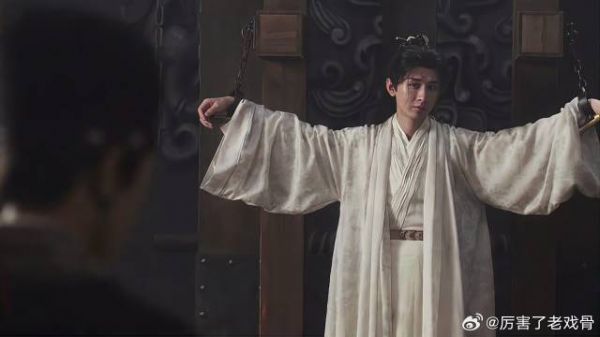 李莲花被关大牢 反派趁机杀人灭口，幸亏方多病及时出现