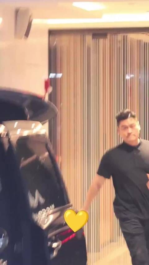 杨洋点头浅笑镜头出圈，从容温和分寸感足