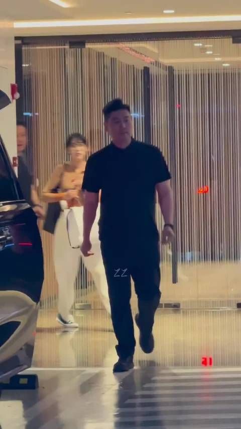 杨洋亲自驾车亮相，领带搭外套松弛贵气