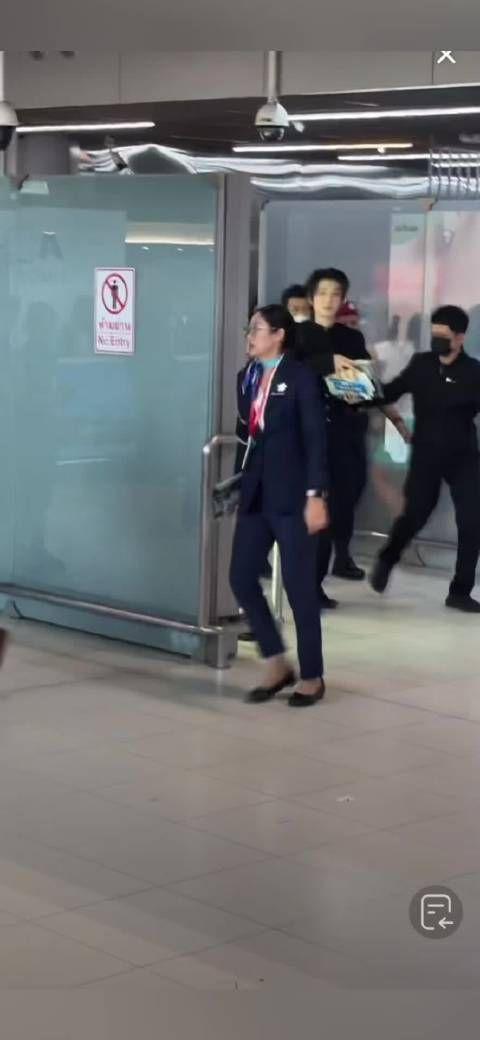 郝熠然到达曼谷人气爆了，粉丝收信造型阳光
