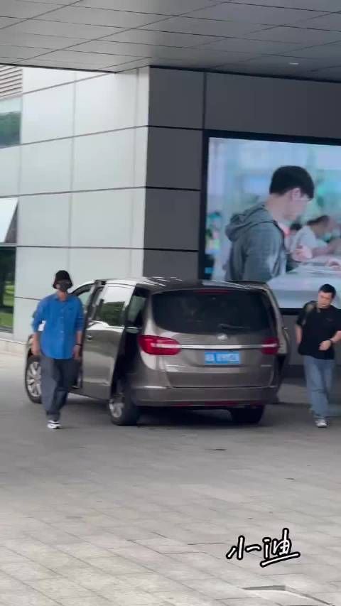 小狗跨栏萌到谁了！