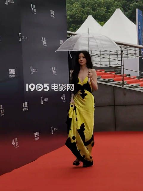 杨超越撑透明雨伞亮相亮黄泼墨吊带长裙明艳吸睛，一举一动自带故事感