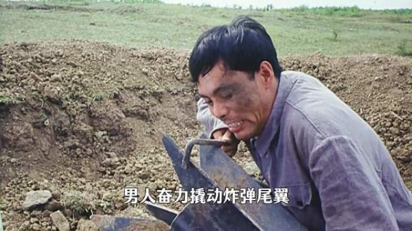 战士用锤子敲地雷害死指导员
