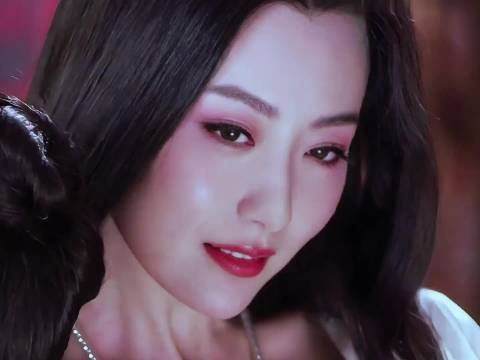 以前的媚眼勾魂摄魄，现在的媚眼空洞无神！