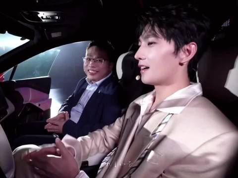 杨洋镜头签名从容笃定，气场强大极具张力