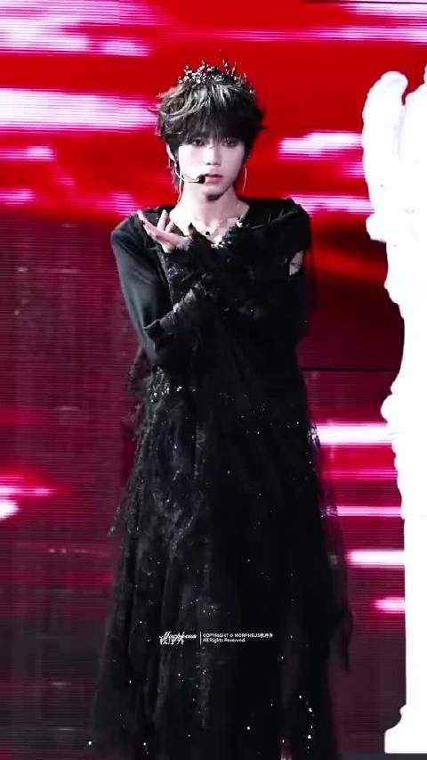 王橹杰光影交错神级舞台，少年气场全开