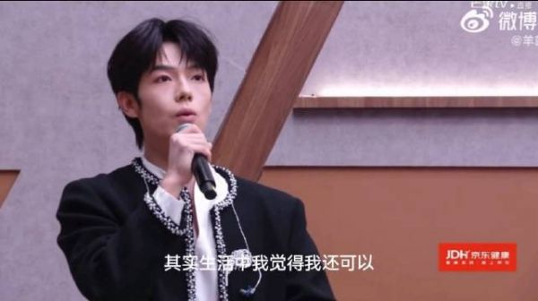 曾辉谦虚回应抗住内娱镜头，归功化妆与摄像