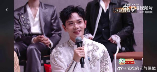 曹骏面对网友玩梗从容接话，八十岁唱跳这个话题，被他回应得很有温度