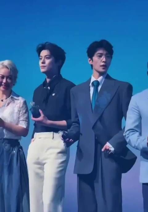 杨洋王鹤棣同框好权威的两张脸，懂事的导演快递本子！