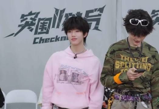 张函瑞看熟人唱rap被笑晕，这期有种正式搞笑感