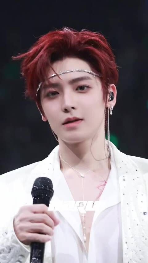侯明昊回看无人机表演，逐一合影感谢桃妹