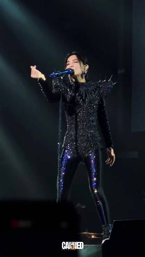 Ella北京演唱会换新应援物树懒，合唱Superstar获比心