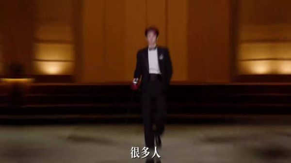 黄牛曝张凌赫合照价格9万5，价格翻倍与艺人无关