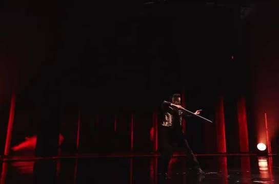 陈若轩披荆斩棘直播演唱天下，舞剑国风舞台完成度佳