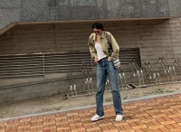 崔智友晒新照：牛仔裤墨镜很有时尚范，与车仁表同框合照