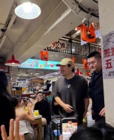 网友成都凌晨吃串串偶遇沈腾，戴鸭舌帽低调吃饭超接地气