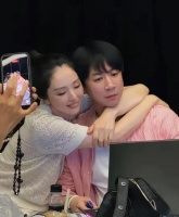 47岁董璇高马尾亮相老公张维伊舞台剧，搂脖合照超恩爱