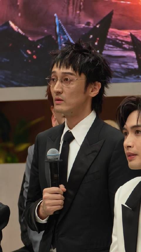 王传君称王鹤棣对自己初舞台评价一般王传君问王鹤棣初舞台表现如何