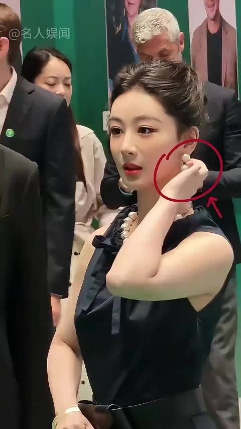 为何杨紫摸耳环时自己吓了一跳？看到肖战吓出表情包
