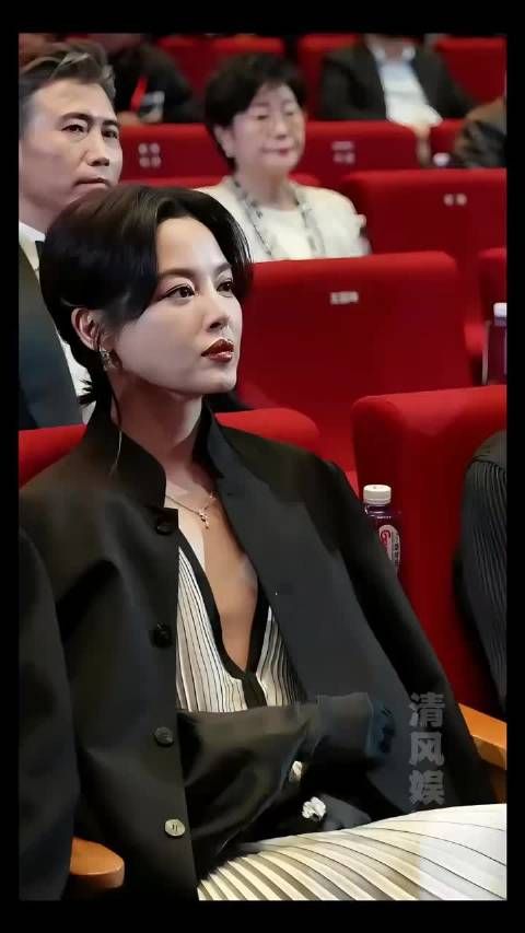 颜值气质出众，身材略逊色，你被吸引了吗？