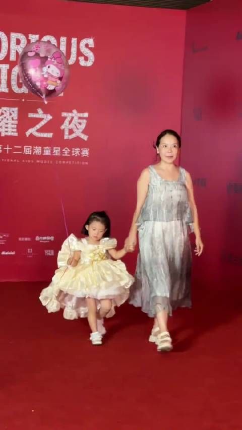 闪闪外婆带黄一鸣女儿走秀