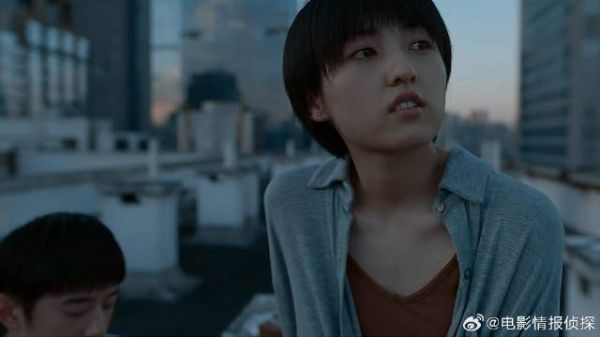 张子枫在天台郁闷 梁靖康一把抱住安慰，男友力十足！