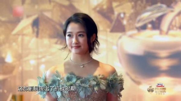 鹿晗7年把关晓彤熬成了女人！抹胸长裙优雅大方褪去少女感
