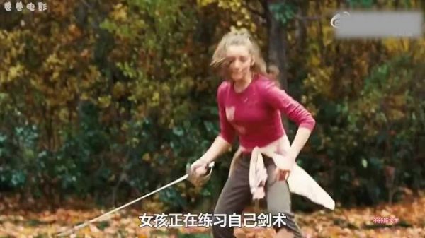 “女孩对着空气练习剑术，竟然砍出绿色的鲜血”