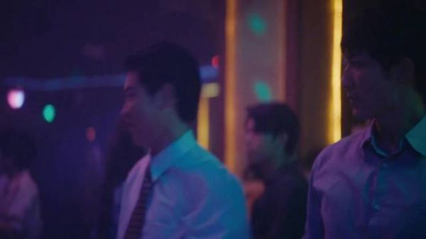 蒋奇明饰演余高远，周旋三位女生似何书桓