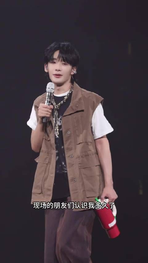 王赫野昨晚演唱会回应了披哥初舞台情商争议