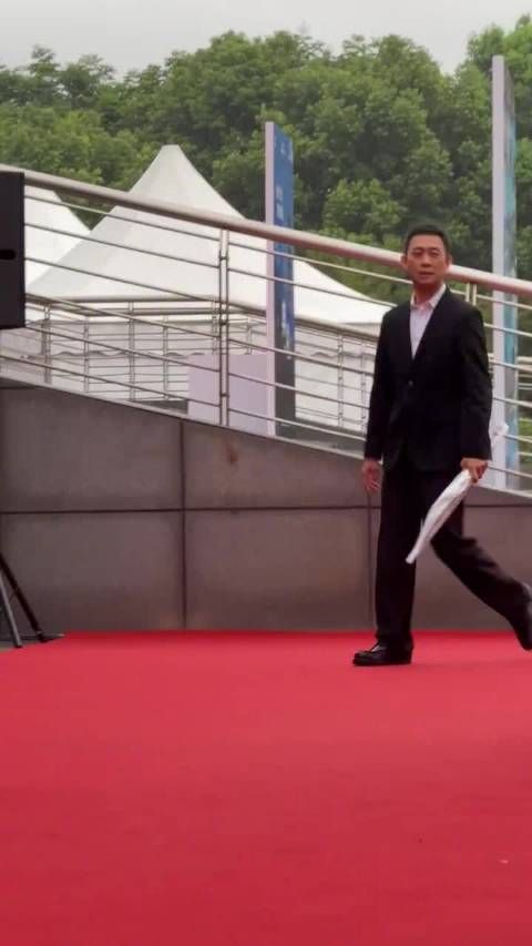 张译签名习惯被解读防黄牛，原为谦逊表现