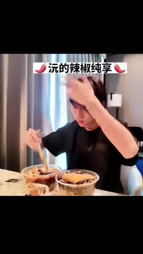 哈哈哈终于懂为什么要一人分饰两角！