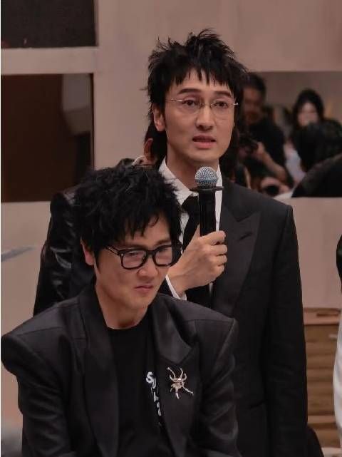 王传君谈及王鹤棣对其初舞台的点评时，言语间略显迟疑