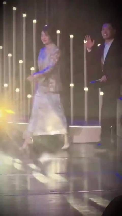 张译马丽让C如二人转，互相谦让画面鲜活