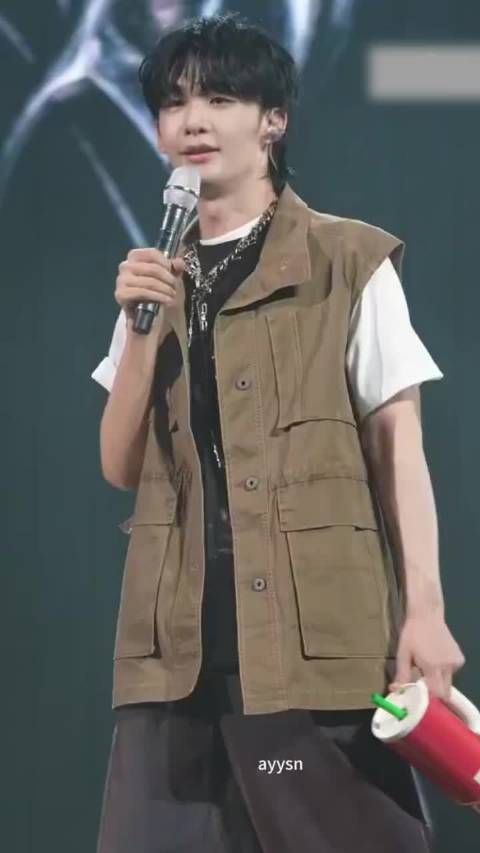 王赫野演唱会回应披哥说错话，直播连线粉丝