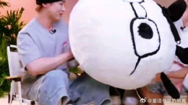 白敬亭帅帅的出场后，被提问突然就变结巴了？