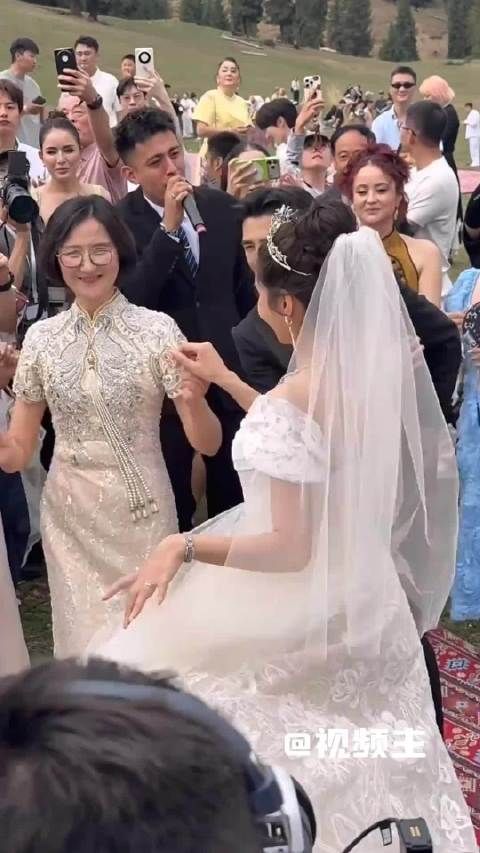 谁能不羡慕麦迪娜！ 还没领证，姜潮妈妈就全款买房，只写麦迪娜单独所有