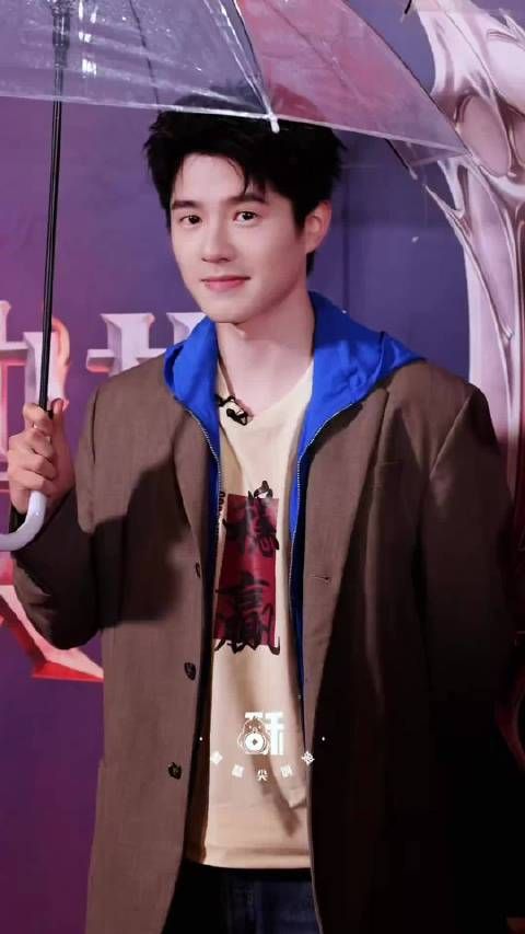 谁被雨天撑伞这组眼镜造型狠狠拿捏住