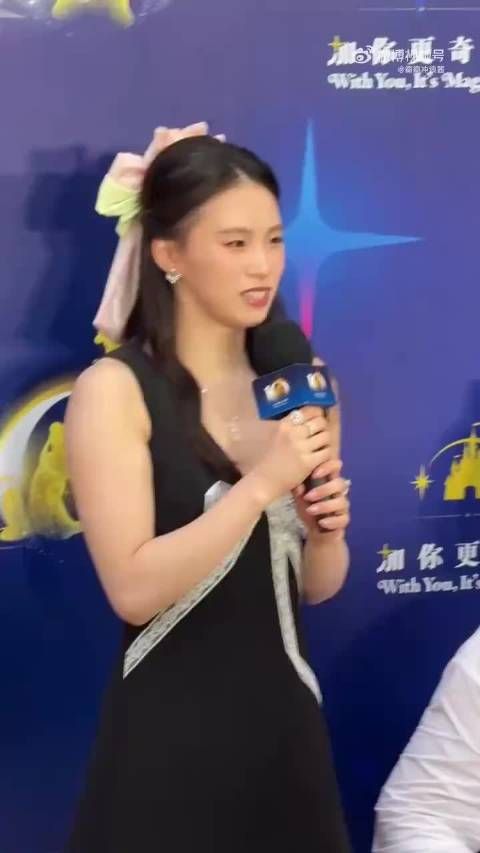 陈芋汐活动造型小黑裙蕾丝钻石首饰，展现健康美