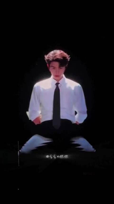 丁禹兮西装跪坐抬眼盯镜头，现场张力拉满