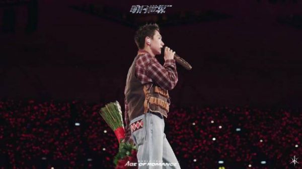 汪苏泷抢伴舞墨镜跳舞，红色亮面外套超亮眼